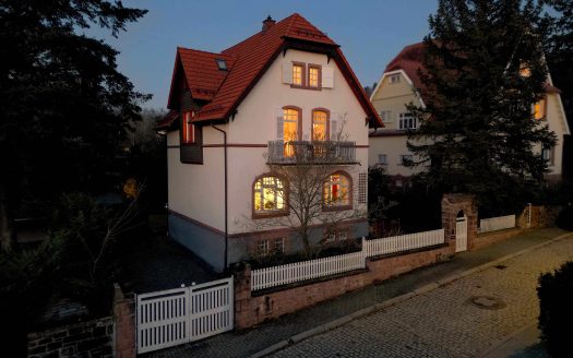 Vorderansicht bei Nacht