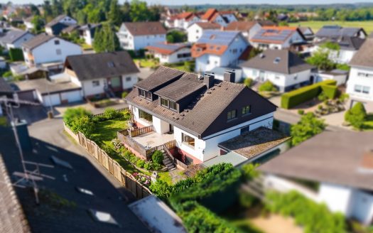 Attraktives Zweifamilienhaus mit Garten und Garagen