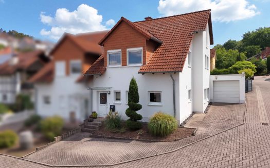 Attraktive Doppelhaushälfte mit Garten und Garage