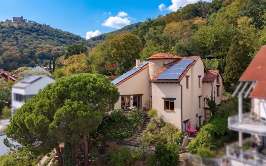 Einfamilienhaus mit Sandsteincharakter und großer Terrasse mit Schlossblick